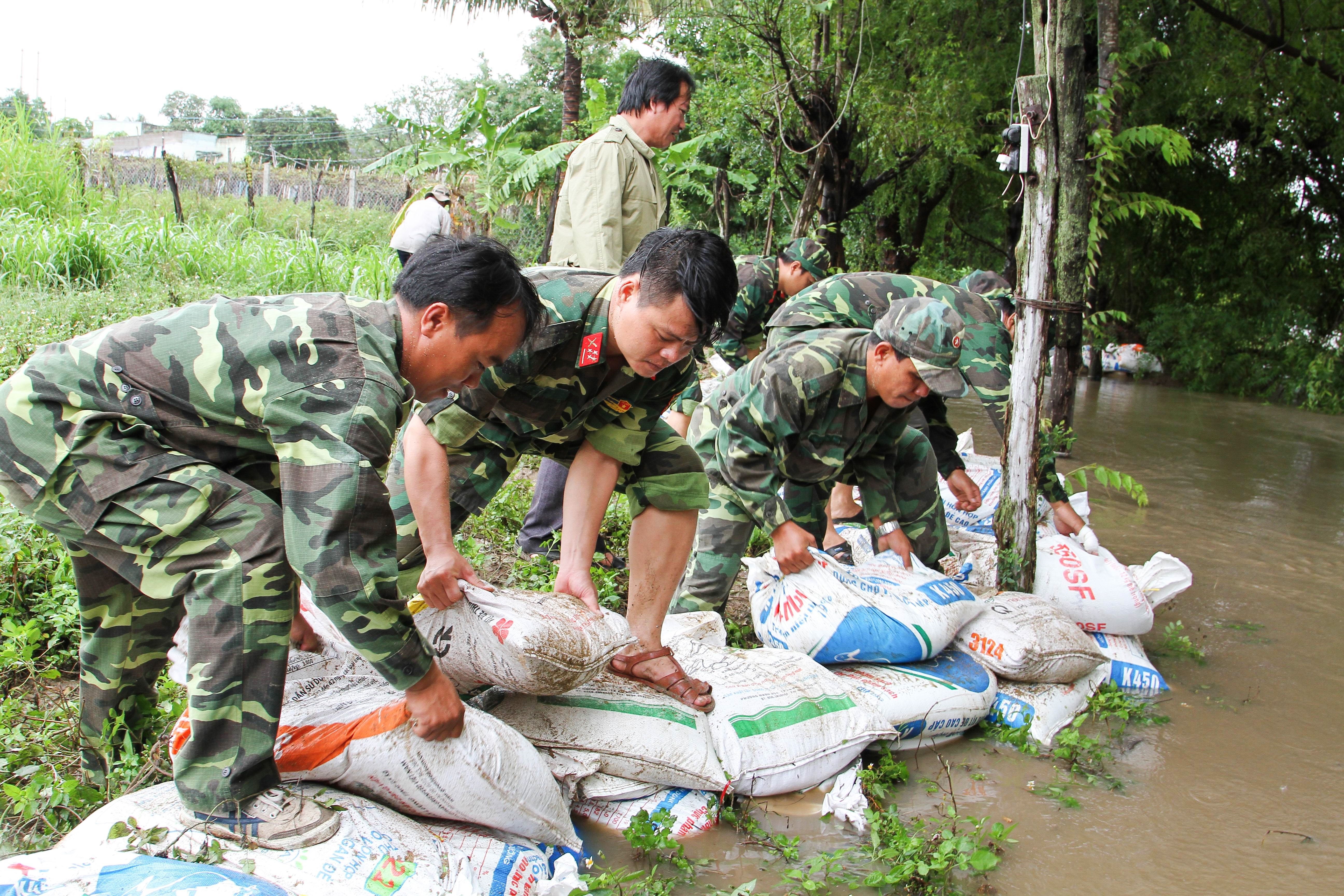 Màu áo xanh giữa dòng nước lũ